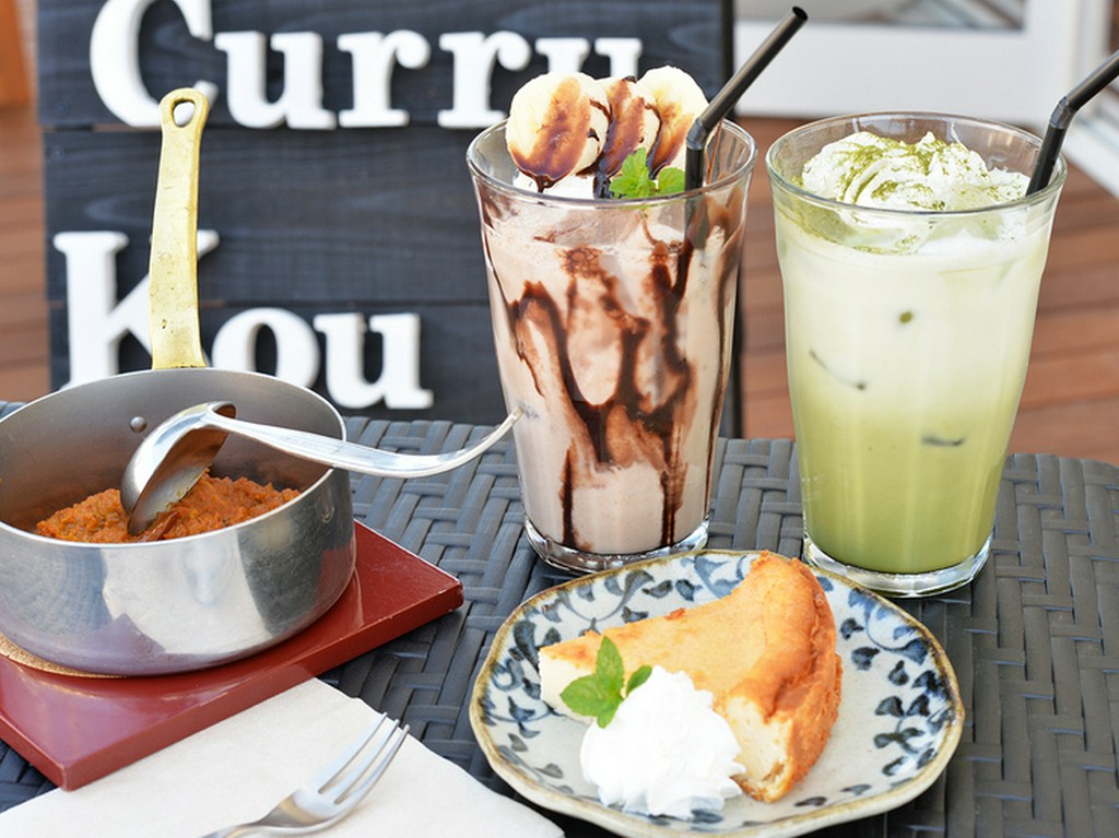 自家製カレーとデザートに笑顔あふれる、楽しい女子会を