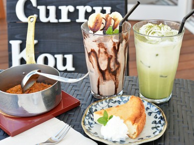 自家製カレーとデザートに笑顔あふれる、楽しい女子会を