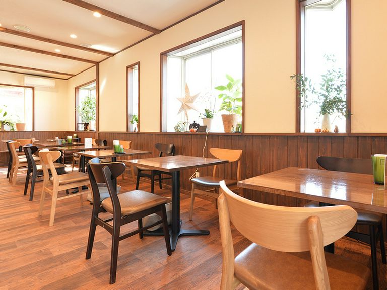 穏やかな雰囲気の店内で優雅に過ごす、カフェタイム