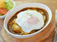 カリー工房の大人気メニュー。とろーり卵とチーズの『焼きカレー』