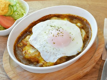 カリー工房の大人気メニュー。とろーり卵とチーズの『焼きカレー』