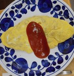 ケチャップ味のチキンライスを玉子で包んだ昔からあるタイプのオムライスです。
サラダ、スープ付きだと1000円。