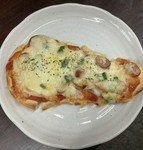 ナンを使ったトマトソースのピザ。