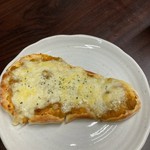 ナンにインドカリーをのせ、たっぷりチーズをのせて焼きました。