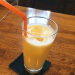 ヨーグルトベースの爽やかドリンク。
カレーと一緒にどうぞ！！