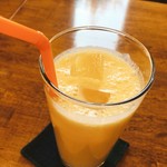 ヨーグルトベースのドリンクにフルーツをいれて美味しく飲みやすくなってます！