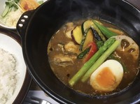 エビからとった濃厚なスープに、旬の牡蠣を入れたスープカレーです。