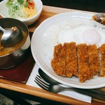 サクサク揚げたてのやわらかな国産豚のロースカツ！