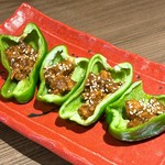 キンキンに冷やしたバリバリのピーマンに肉味噌をのせました！