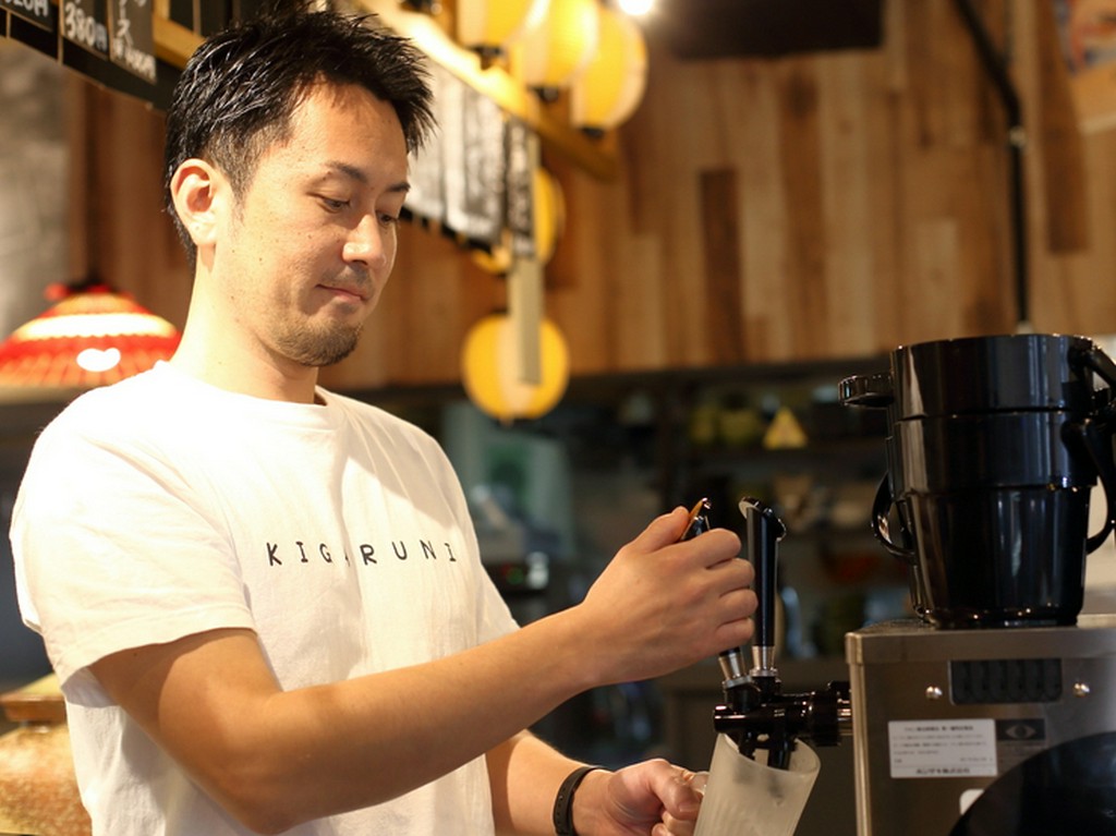 美味しい料理と活気に満ちた明るい雰囲気でのもてなしが心地良い