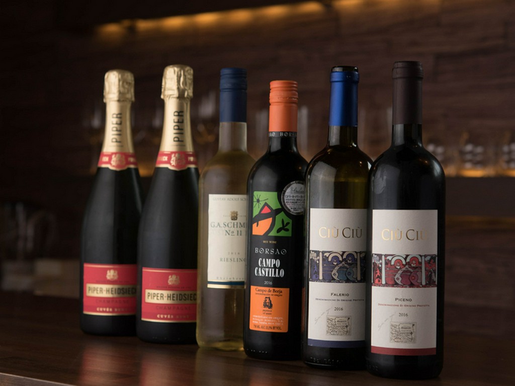 厳選されたワインでチーズとのマリアージュをお楽しみください。