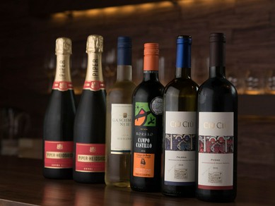 厳選されたワインでチーズとのマリアージュをお楽しみください。