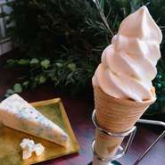 チーズ専門店ならではの、チーズを使ったオリジナルソフトクリーム。癖のある塩気が堪らない【ゴルゴンゾーラソフト】と、まろやかな甘みがどなたからも愛される【スキクイーンソフト】を月替りでご用意いたします。