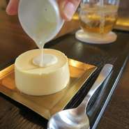 グループでもお一人様でも、女性の方が気軽に入れる店づくりを重視。清潔感に溢れた木目調の優しさが薫る空間で、のんびりと安らぎのひと時が過ごせます。上質なチーズを使ったスイーツも是非一度お試しください。