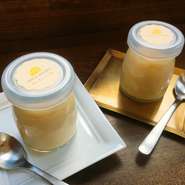 オープン当初から大人気の【チーズプリン】が、より濃密になってお持ち帰り可能になりました。クリームチーズの風味豊かな【プレーン】とその上にゴルゴンゾーラソースをかけた【ゴルゴンゾーラ】の2個セットです。