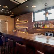 駅近のビル6階にあり、利便性と隠れ家的な趣を兼ね備えるお店。昼は陽光が気持ちいいナチュラルなカフェ、夜は落ち着いたバー空間でお迎え。おいしいチーズとお酒を通して、温かなコミュニケーションを楽しめます。