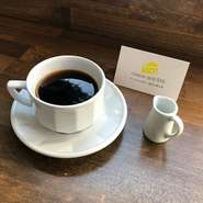 お昼の営業時間中は落ち着いた女性のお客様が多く、店内禁煙となっておりますのでご安心ください。お子様とお出かけの際のご休憩などで、ドリンクのみのご注文でも大歓迎です◎少しでも安らぐ時間になりますように。