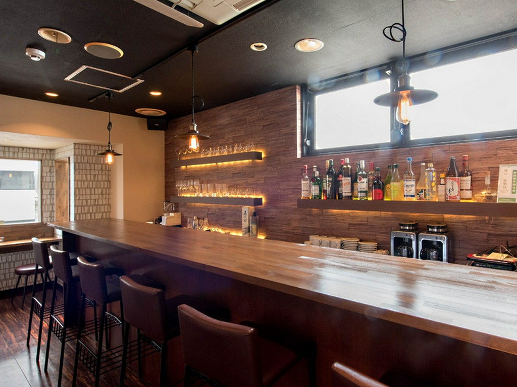 昼は自然なカフェ、夜は大人のバーに。居心地のいい隠れ家空間。