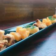 主にヨーロッパを中心とした産地から厳選されたチーズを常時8種ご用意しております。各種チーズの食べ比べをお楽しみください。
※苦手なチーズなどございましたら、お気軽にスタッフまでご相談くださいませ。