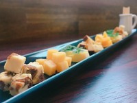 主にヨーロッパを中心とした産地から厳選されたチーズを常時8種ご用意しております。各種チーズの食べ比べをお楽しみください。
※苦手なチーズなどございましたら、お気軽にスタッフまでご相談くださいませ。
