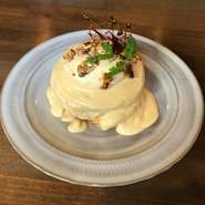 まるでキャラメルのような風味が特徴的なノルウェー産チーズ【スキクイーン】を使ったクリームをたっぷり纏った、もっちりフワフワのパンケーキ。濃厚な風味と優しい甘さに心癒されます。
※コーヒー or 紅茶付き。