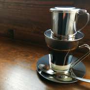 深煎りコーヒーに練乳の甘味をプラスした、ベトナムの伝統的なコーヒー。カップに専用のフィルターをセットした状態でお持ちしますので、コーヒーが抽出される様子もお楽しみ頂けます。のんびりお召し上がり下さい。