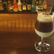 ベトナム コーヒーに練乳ホイップをトッピングした、当店オリジナルのベトナム アイスコーヒーです。お好みで全体を混ぜながらお召し上がり下さい。