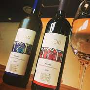 イタリア・マルケ州のワイナリーで作られた、当店一押しのワイン。ブドウ本来の持つ味わいを忠実に再現されており、フレッシュで程よい酸味と凝縮感を心地良く感じられます。女性に大人気の香り高いワインです。