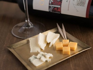 吟味したチーズを揃え、お酒との魅惑のマリアージュをお届け
