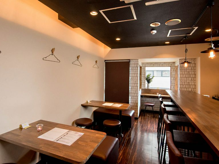 天神の隠れ家的なカフェ＆バーで、昼・夜それぞれの憩いをご提供