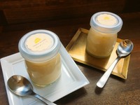 オープン当初から大人気の【チーズプリン】が、より濃密になってお持ち帰り可能になりました。クリームチーズの風味豊かな【プレーン】とその上にゴルゴンゾーラソースをかけた【ゴルゴンゾーラ】の2個セットです。