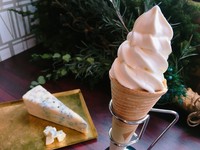 チーズ専門店ならではの、チーズを使ったオリジナルソフトクリーム。癖のある塩気が堪らない【ゴルゴンゾーラソフト】と、まろやかな甘みがどなたからも愛される【スキクイーンソフト】を月替りでご用意いたします。