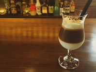 ベトナム コーヒーに練乳ホイップをトッピングした、当店オリジナルのベトナム アイスコーヒーです。お好みで全体を混ぜながらお召し上がり下さい。※テイクアウトは昼の営業時間限定。