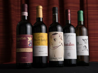 トスカーナ地方だけでなく、熊本産のワインも豊富にそろう