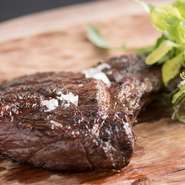 肉の状態を見ながら、炎を細かく調整しながら焼き上げるメインの『肉料理』。阿蘇北部の豊かな大地で育った上質な赤身肉は、旨みが強く柔らかな食べ心地です。しっとりジューシーな味わいを堪能あれ。