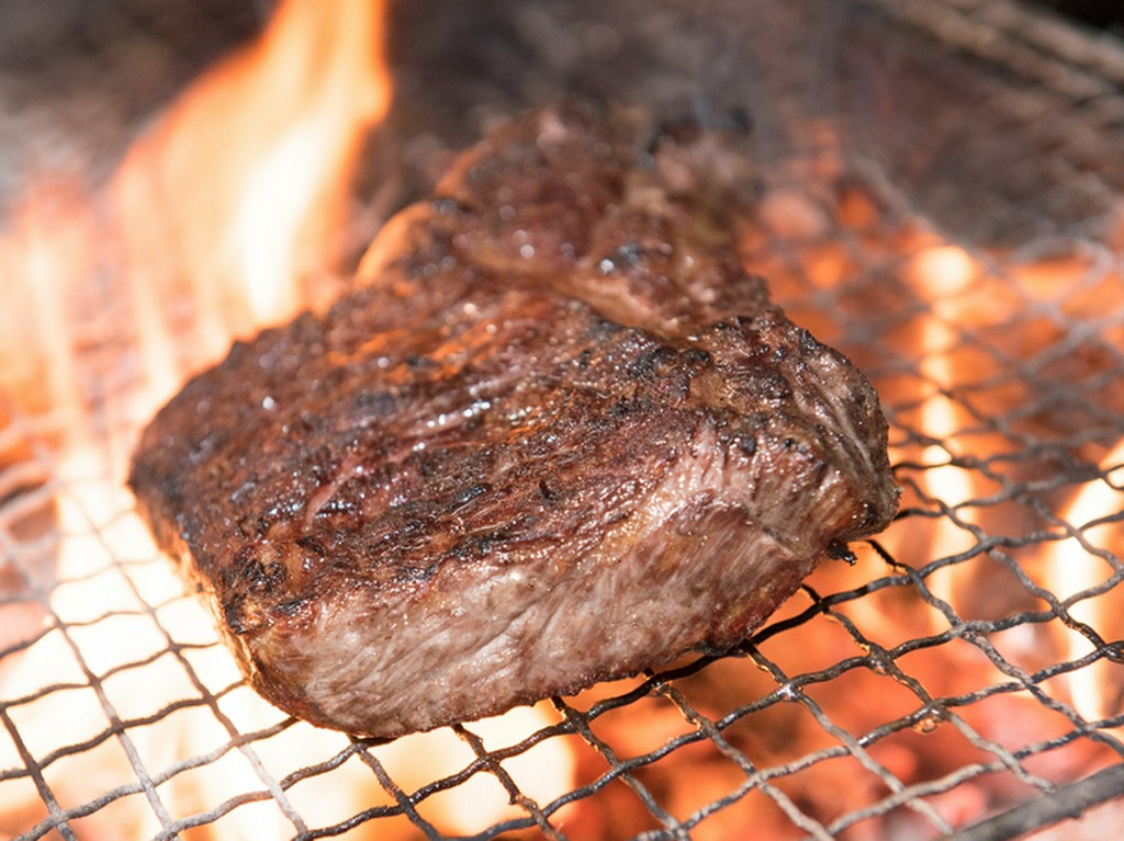 和牛の旨みを薪焼きで香ばしく引き出した『ビステッカ』