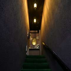 階段を上った先に扉がある、隠れ家的な雰囲気