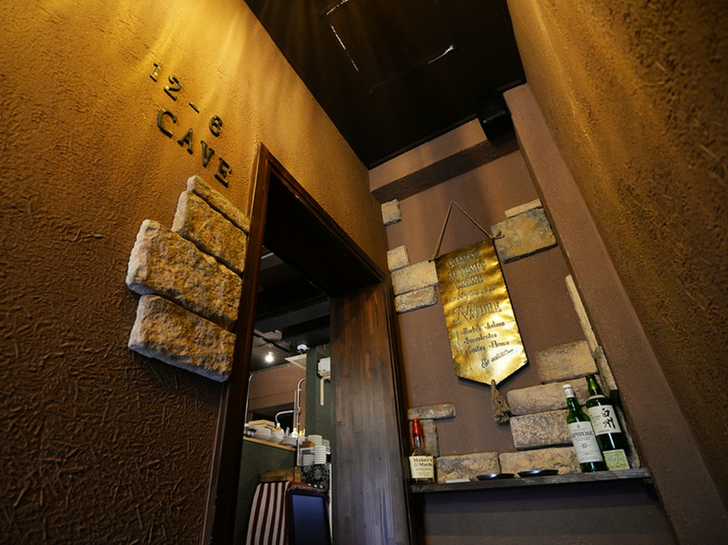 洞窟のような仄暗いムードあふれるエントランス