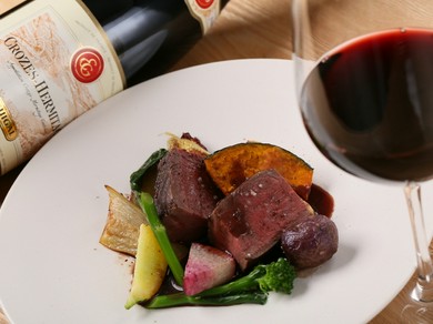 シェフ直々にテイスティングしたワインが料理を引き立てま