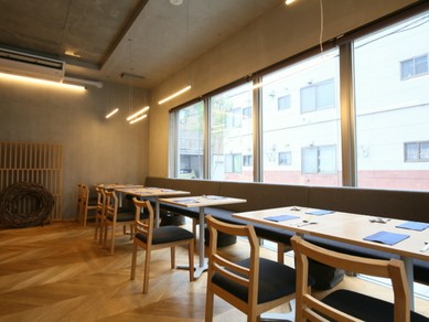 プライベートで通いたくなる、お洒落で明るい店内