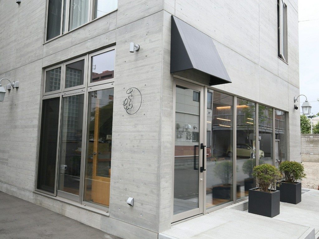 大人な落ち着いた雰囲気でありながら、明るく温かみのある空間