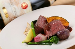 生産者の想いを汲み最もおいしい状態でゲストへ届ける『肉料理』