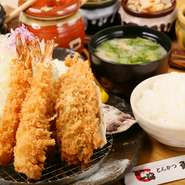 ホワイトタイガーのエビフライ2尾と、広島産カキフライのミックスフライセット。かきは大粒で味わいが濃厚。1年を通して楽しめ、豊かな食べごたえが女性にも人気の定食です。