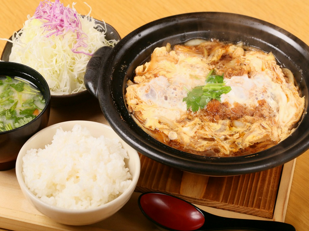 卵とじのロースかつがしっとりした『土鍋ロースかつとじ』