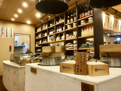 大きな食材棚がある和の雰囲気