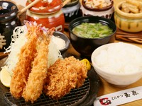 海老フライ2尾とヒレカツのミックスフライセット。ホワイトタイガーの海老フライはあっさりと淡白な風味で、身の締まったヒレカツとのコンビネーションが絶妙。女性に人気のセットです。