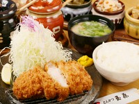 キメ細やかで上質なロース肉を低温で18日間熟成。深い味わいと柔らかな食感がたまりません。ボリュームは〈160g〉〈180g〉〈240g〉〈300g〉とサイズをいろいろ選ぶことができ、女性は〈160g〉がオススメです。