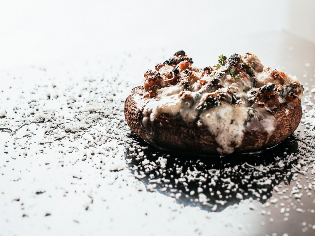 肉厚のしいたけから滴る旨みとワインは相性抜群『しいたけ　ブルーチーズ焼き』