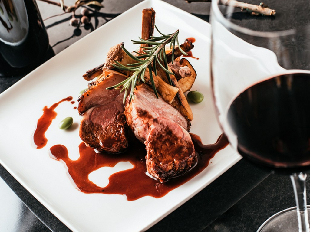 骨の周りまでキレイに食べたい美味しさ『フランス産　骨付羊のロティー』