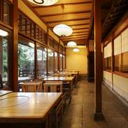 しっとりとした情緒に包まれた店内は、和の趣を感じさせる優雅な空間。それでいて、気負わずにリラックスできる雰囲気で、窓の外に広がる庭を眺めながら、のんびりとした時間を堪能できます。